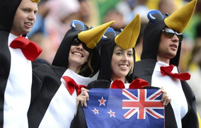 Những bộ đồ kiểu chim cánh cụt của các CĐV New Zealand.